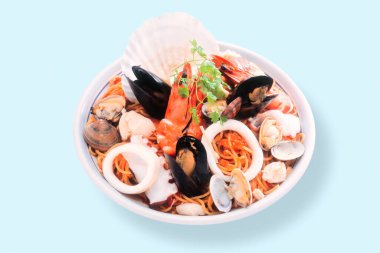 Mavi arka planda deniz tarakları olan bir kase taze deniz ürünü.