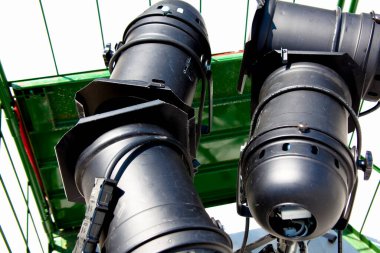 Yakından bakınca iki büyük siyah sahne ışığı görünüyor.