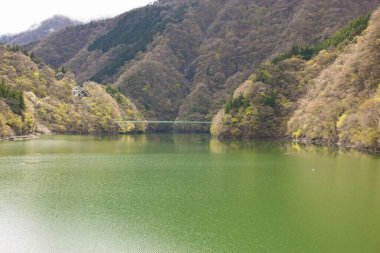 Sonbahar dağlarında göl manzarası 