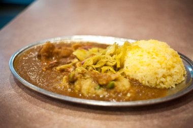 Metal tabakta servis edilen lezzetli körili pilav.