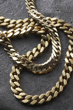 Arka planda güzel altın zincirler, yakın plan