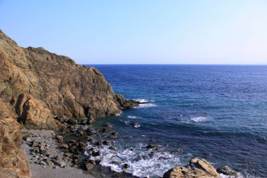 kayalık sahil ile güzel deniz manzarası