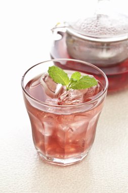 Buzlu ve naneli çilekli çay.