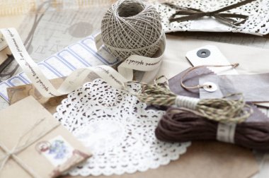 Sicim, kurdele ve kağıt gibi çeşitli el işi malzemeleri.