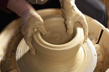 Çömlek atölyesinde kil kase yapma sürecinin yakın görüntüsü     