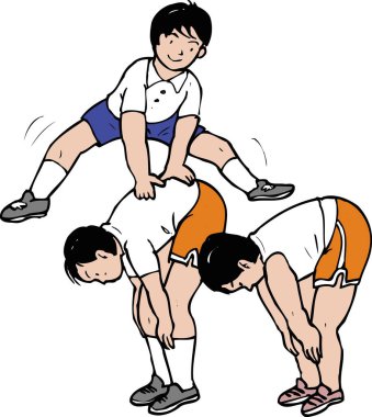 Çocuklar açık havada renkli şortlarıyla birdirbir oynuyorlar.