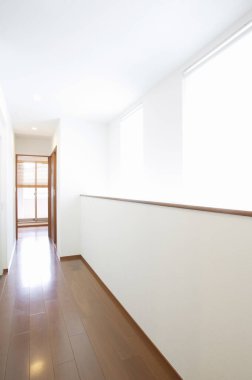 Modern apartmanda beyaz duvarları olan boş koridor. 
