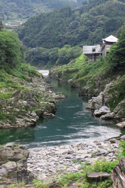 Dağlarda güzel bir şelale