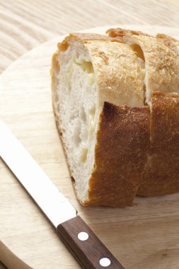 Tahtada taze dilimlenmiş ekmek, yakın plan.