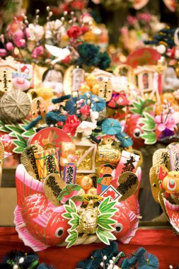 Japon pazarında renkli eşyalar.