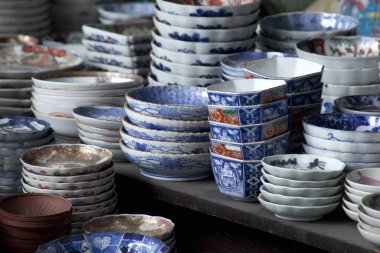 Bir sürü farklı seramik yemek çeşidi.