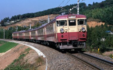 Tren istasyondaki tren raylarında ilerliyor.