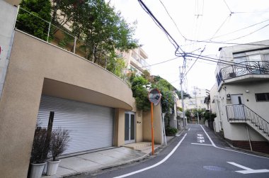 Tokyo 'nun canlı Meguro-ku bölgesinin sokak manzarası, Japonya 