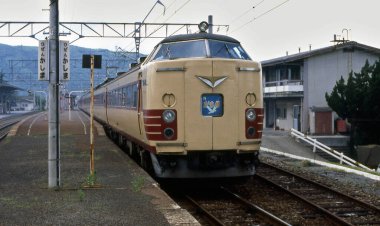 Japon şehrindeki tren raylarının gündüz görüşü. Seyahat kavramı 
