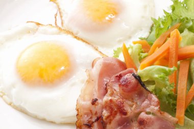 Marullu kızarmış tavuk yumurtası.