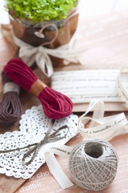 Ahşap yüzeyde çeşitli iplikler ve dekoratif eşyalar