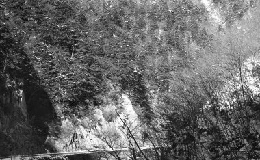 Güzel bir dağın siyah beyaz fotoğrafı.