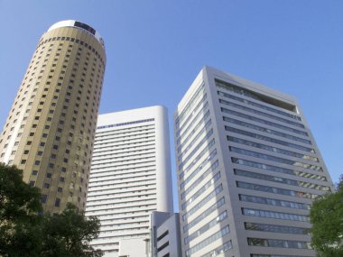 Şehirde gündüz vakti bina inşa ediliyor. 