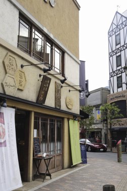 Tokyo 'nun canlı Meguro-ku bölgesinin sokak manzarası, Japonya 