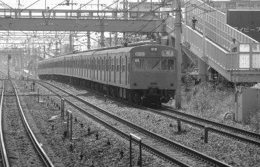 Trenle geçiyordum. Siyah beyaz sokak fotoğrafı. 