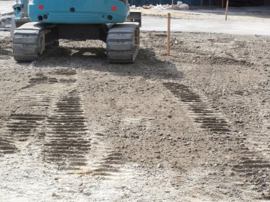 Kazı araçları sert çakıl şantiyesini işaret ediyor.