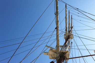 Mavi gökyüzüne karşı eski ahşap gemi