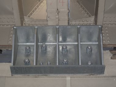 Cıvatalar ve kaynaklı eklemler içeren metal yapısal destek parantezi