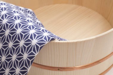 Beyaz arka planda havlusu olan tahta kova.