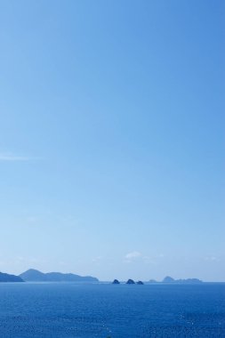 Mavi gökyüzü ile güzel deniz