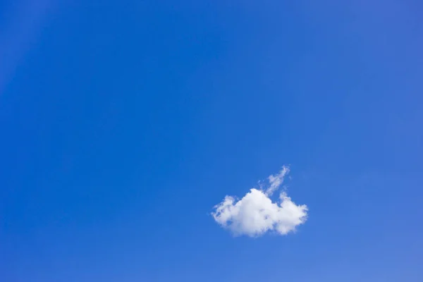 Nube Blanca Contra Cielo Azul — Foto de Stock