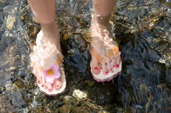 Ženské Nohy Nošení Žabky Vodě — Stock fotografie