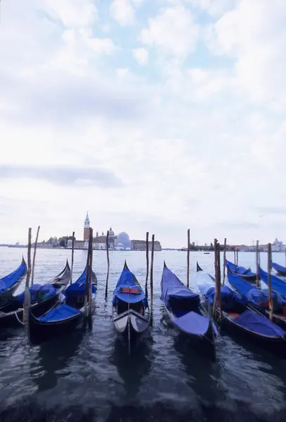 Canal Grande Venedig Italien Närbild Gondoler Flyter Vatten — Stockfoto