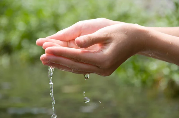 Žena Venku Myje Ruce Přírodní Pitná Voda Dlani Ruce Stříkající — Stock fotografie