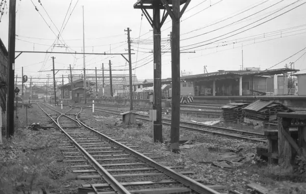 Şehirdeki tren istasyonundaki boş rayların görüntüsü 