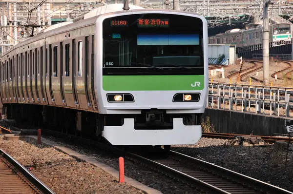 Современный Поезд Движется Японскому Городу Дневное Время — стоковое фото