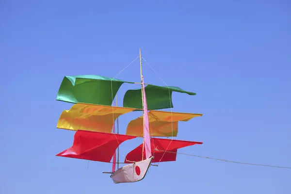 彩色风筝在蓝天的映衬下飞翔 — 图库照片