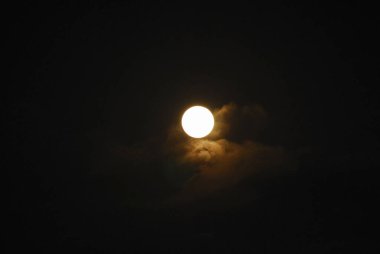 Gece gökyüzünde dolunay 