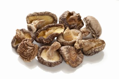 beyaz arkaplanda kuru shiitake mantarları