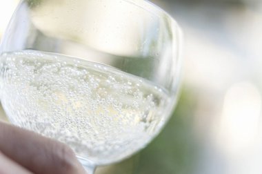 Bir kadeh şampanya. Yakın görüş.