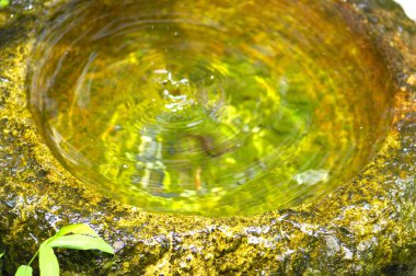 Akıntıda temiz suyun yakın çekim görüntüsü