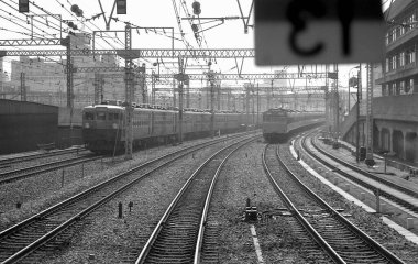 Şehirdeki tren istasyonu, siyah ve beyaz. 