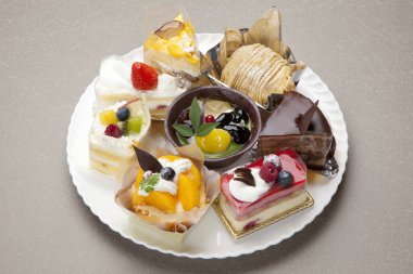 Meyve ve böğürtlenli lezzetli tatlı manzarası     