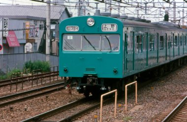 Tren demiryolunda ilerliyor.