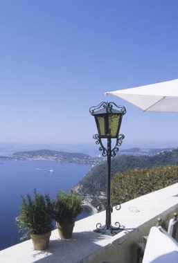 Terasta lamba manzarası ve küçük bir köy manzarası 