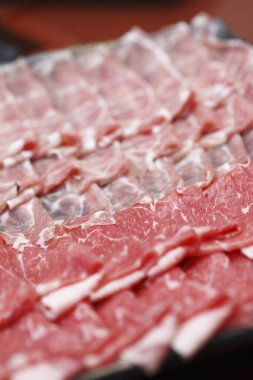 Taze ve lezzetli et dilimlenmiş.