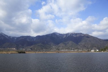 Denizle, dağlarla ve bulutlarla güzel bir manzara, Japonya