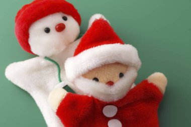 Yeşil arka planda Noel Baba bebekleri 