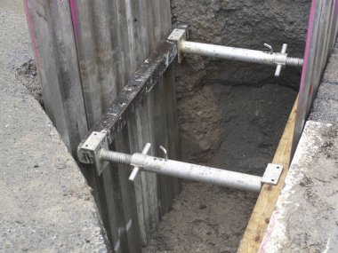 Metal boruları olan inşaat alanı