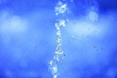 Su damlaları ve bokeh ile soyut mavi arkaplan    