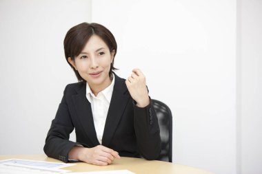 ofiste genç iş kadını gösteren yumruk